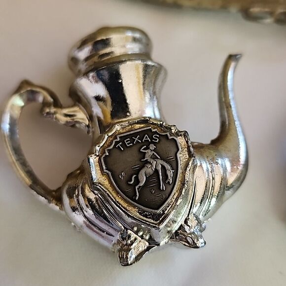 Vintage Metal Texas Souvenir Salt & Pepper Shakers - Picture 1 of 9